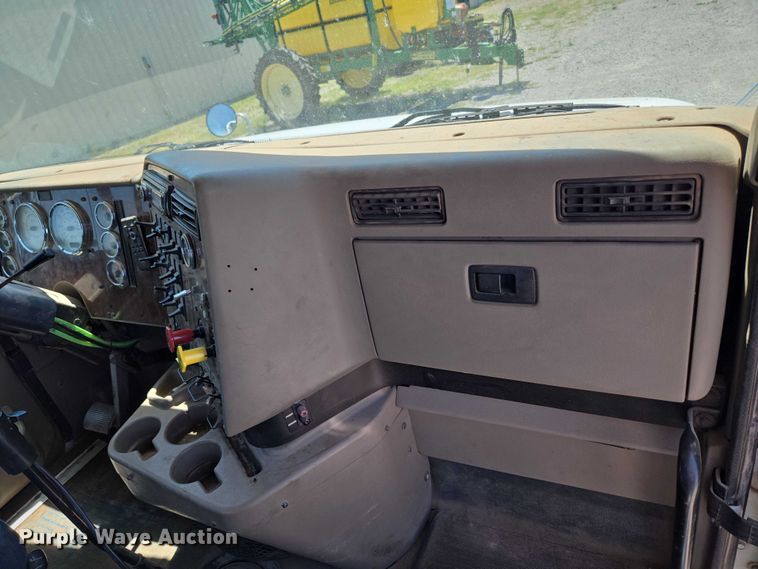 image for item EU3542 2007 International 9400i semi truck