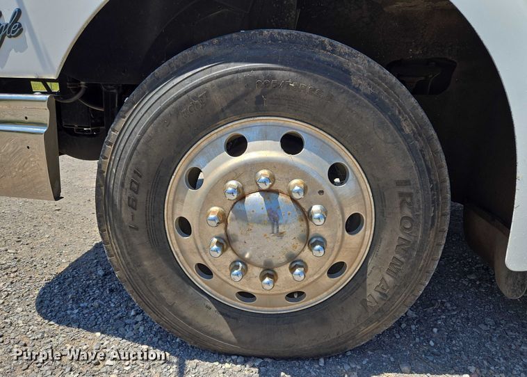 image for item EU3542 2007 International 9400i semi truck