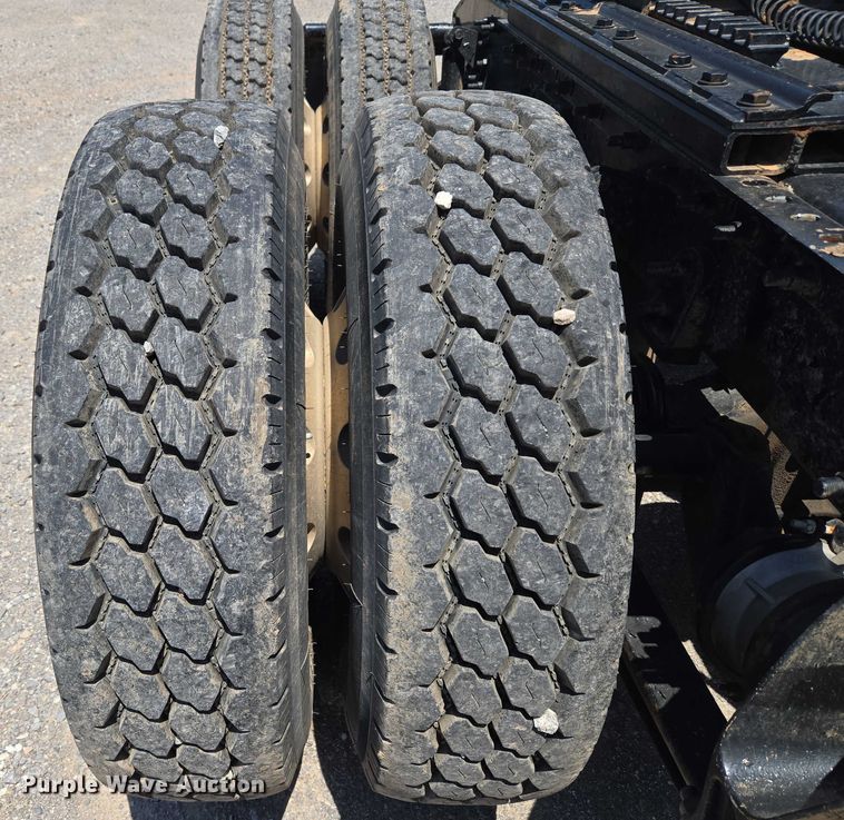 image for item EU3542 2007 International 9400i semi truck