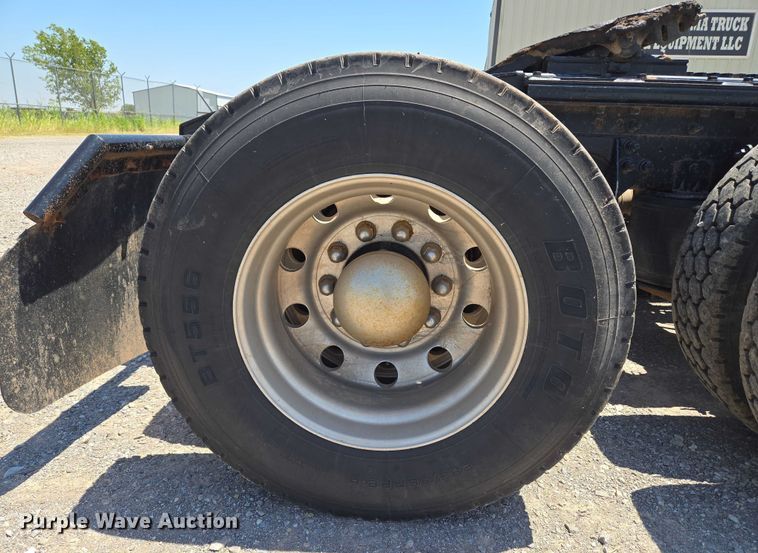 image for item EU3542 2007 International 9400i semi truck