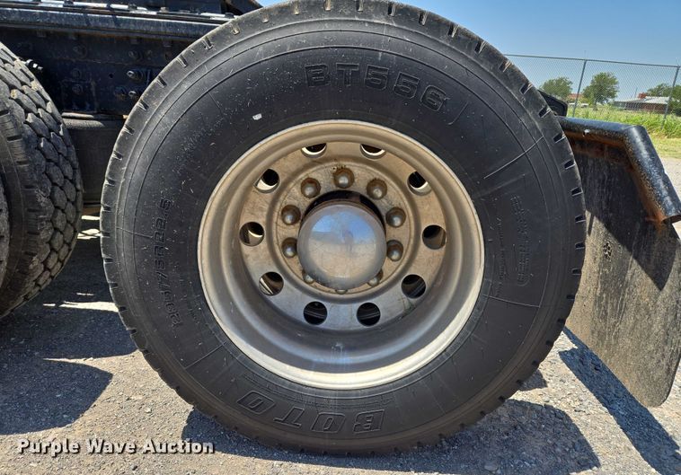 image for item EU3542 2007 International 9400i semi truck