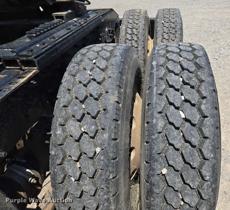 image for item EU3542 2007 International 9400i semi truck