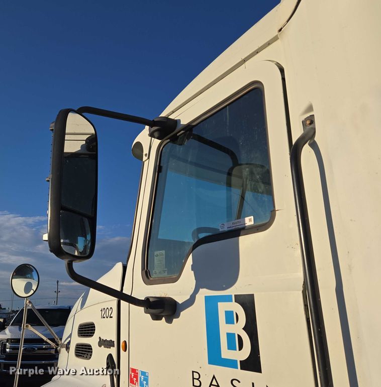 image for item EU3751 2012 Mack CXU semi truck