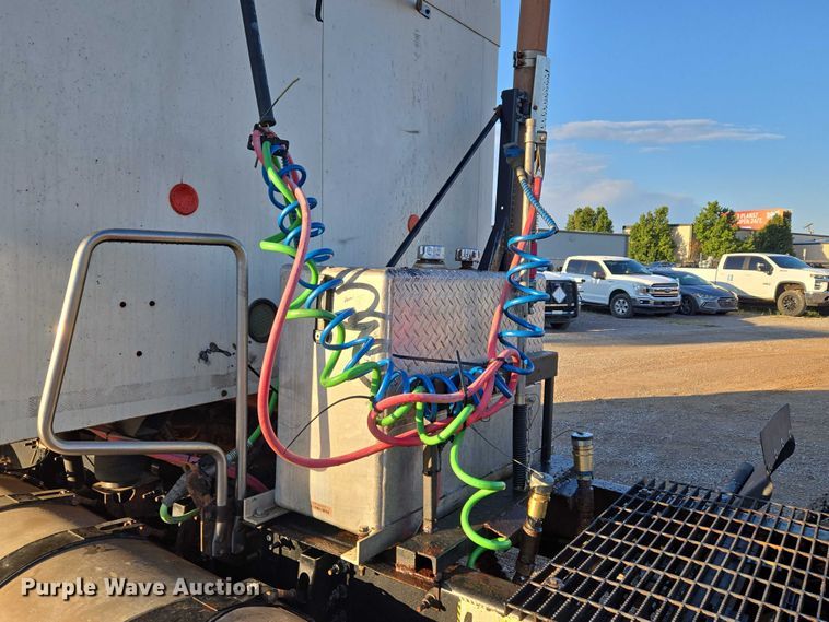 image for item EU3751 2012 Mack CXU semi truck