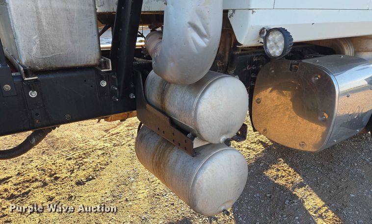 image for item EU3751 2012 Mack CXU semi truck