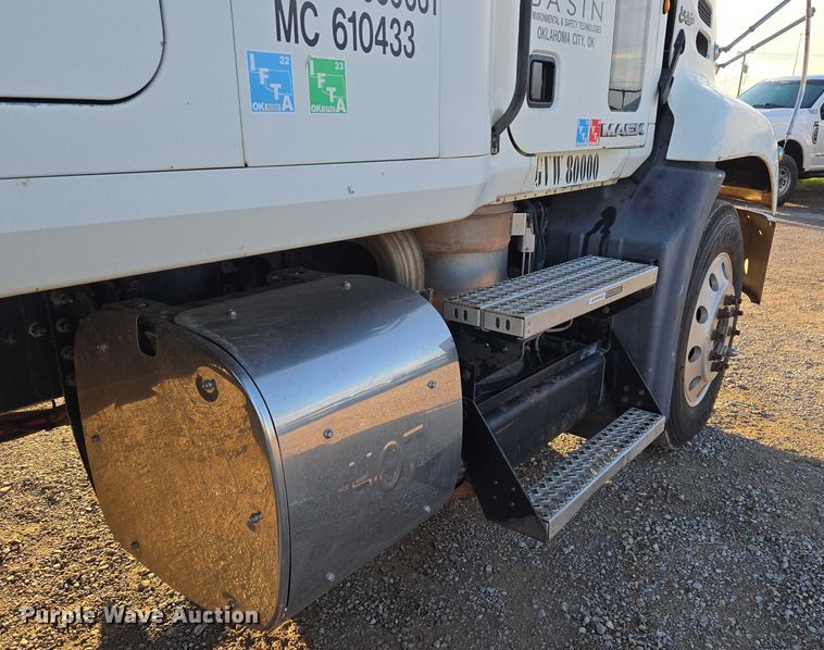 image for item EU3751 2012 Mack CXU semi truck