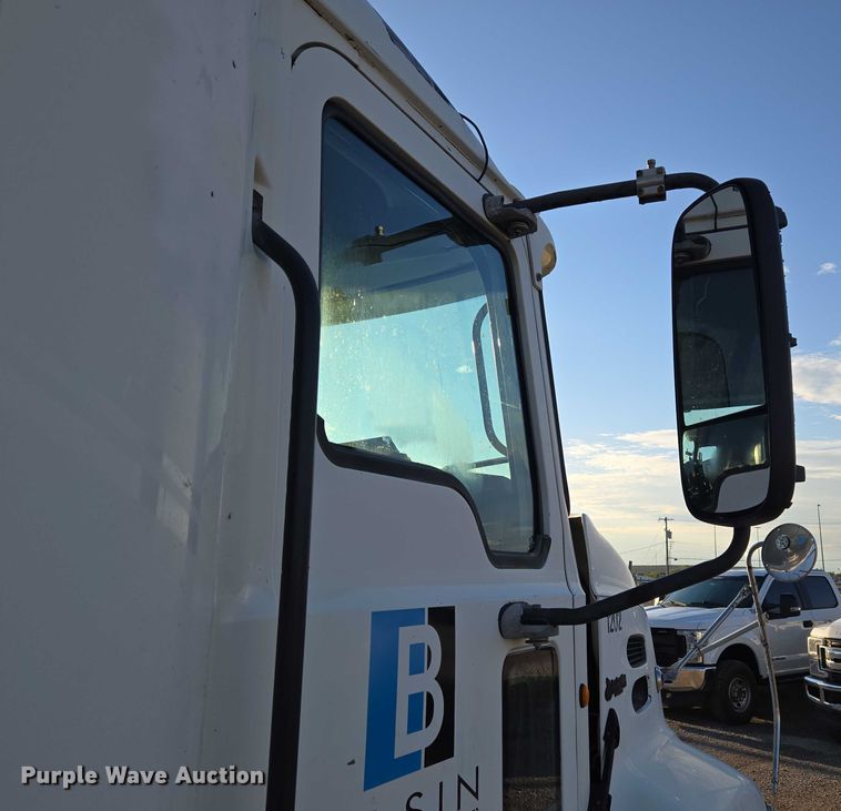 image for item EU3751 2012 Mack CXU semi truck