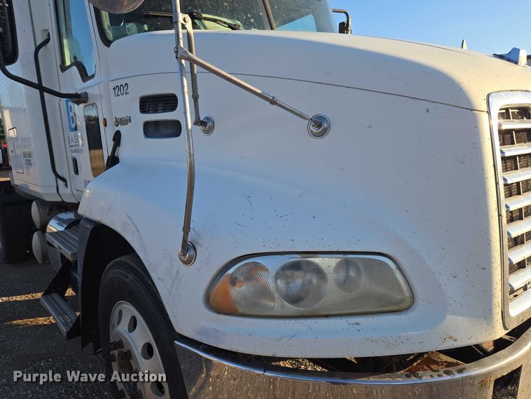 image for item EU3751 2012 Mack CXU semi truck