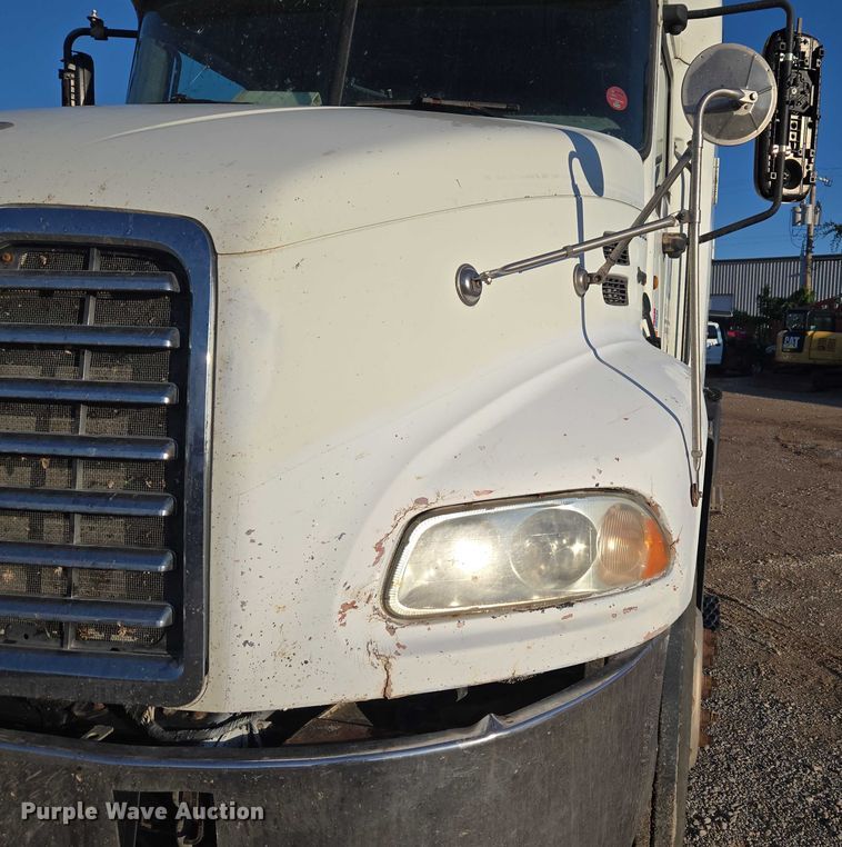 image for item EU3751 2012 Mack CXU semi truck