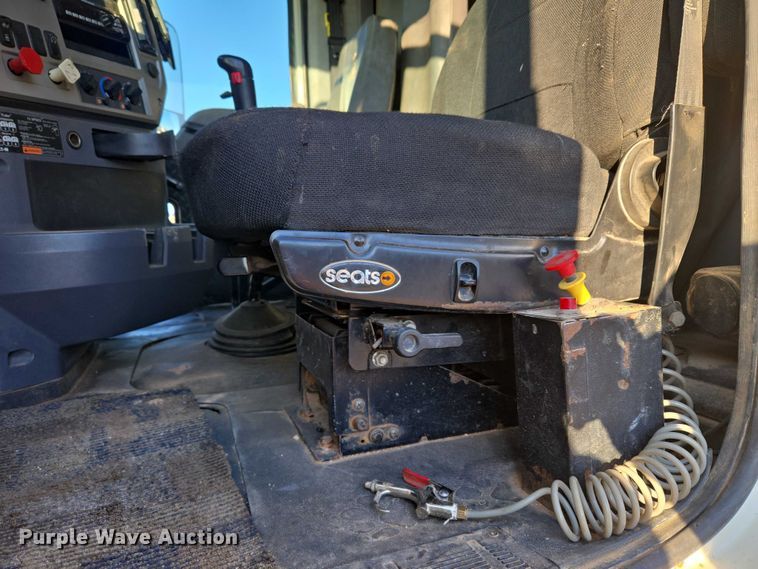 image for item EU3751 2012 Mack CXU semi truck