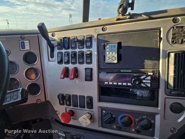 image for item EU3751 2012 Mack CXU semi truck