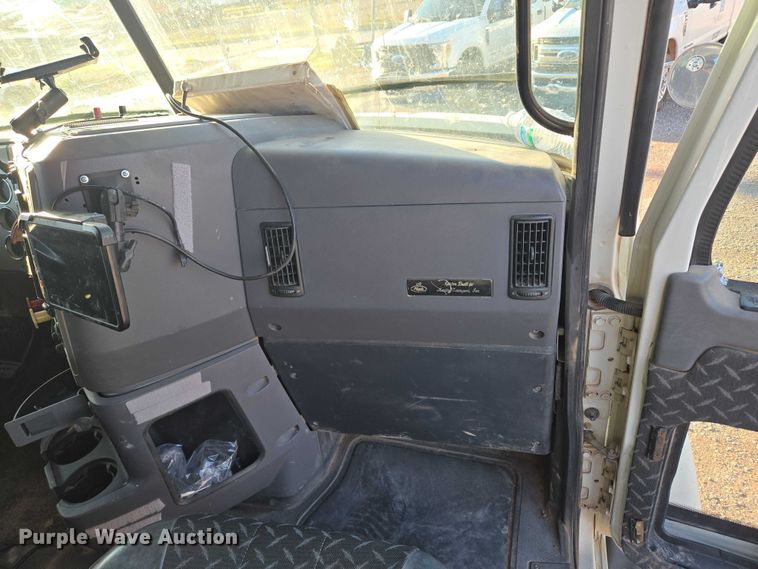 image for item EU3751 2012 Mack CXU semi truck