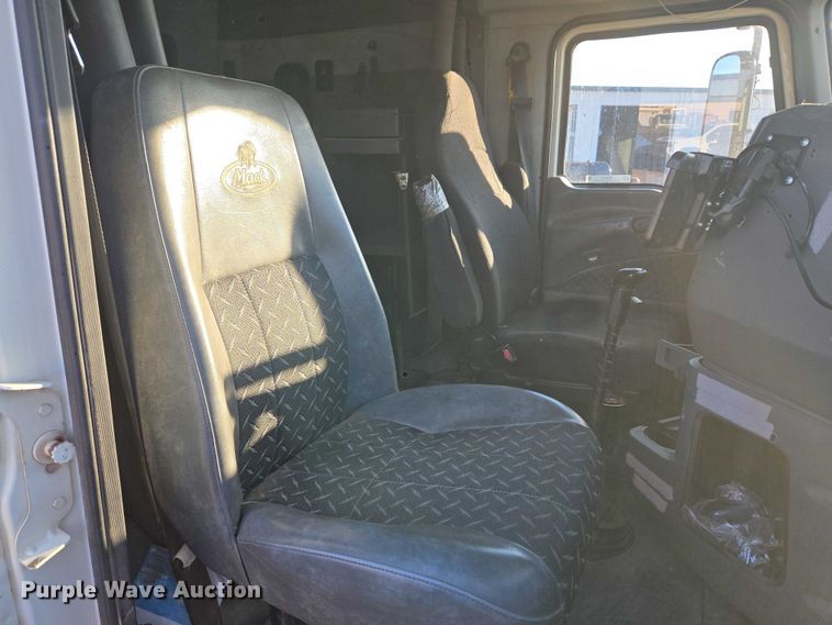 image for item EU3751 2012 Mack CXU semi truck