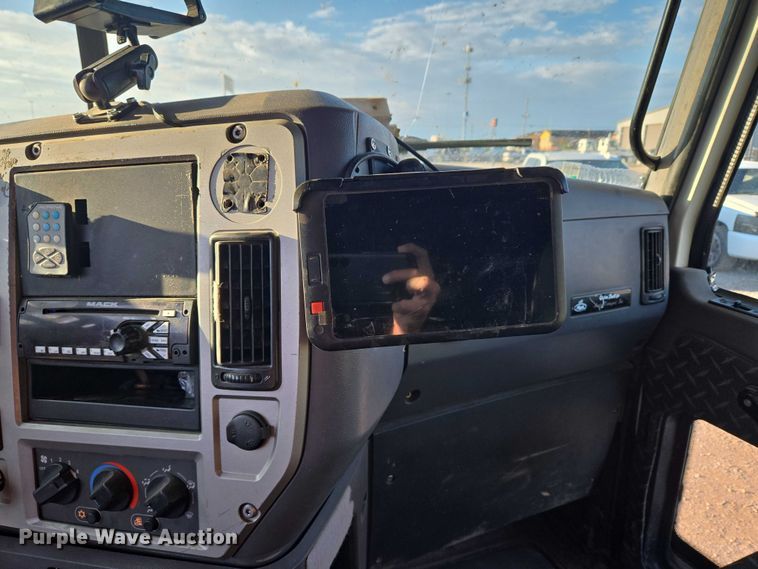 image for item EU3751 2012 Mack CXU semi truck