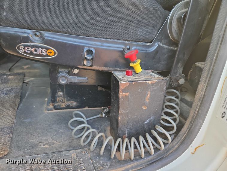 image for item EU3751 2012 Mack CXU semi truck