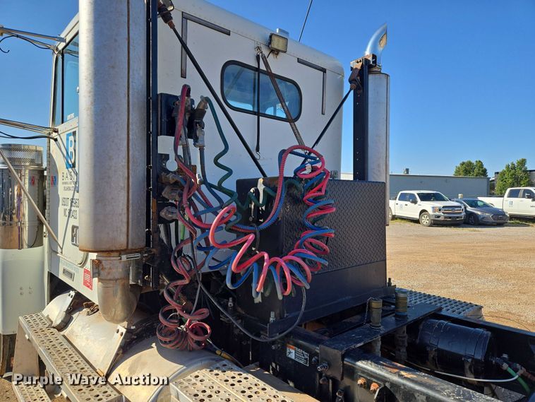 image for item EU3752 2000 Freightliner MB70 semi truck