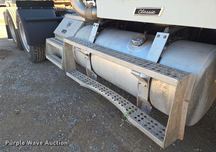 image for item EU3752 2000 Freightliner MB70 semi truck