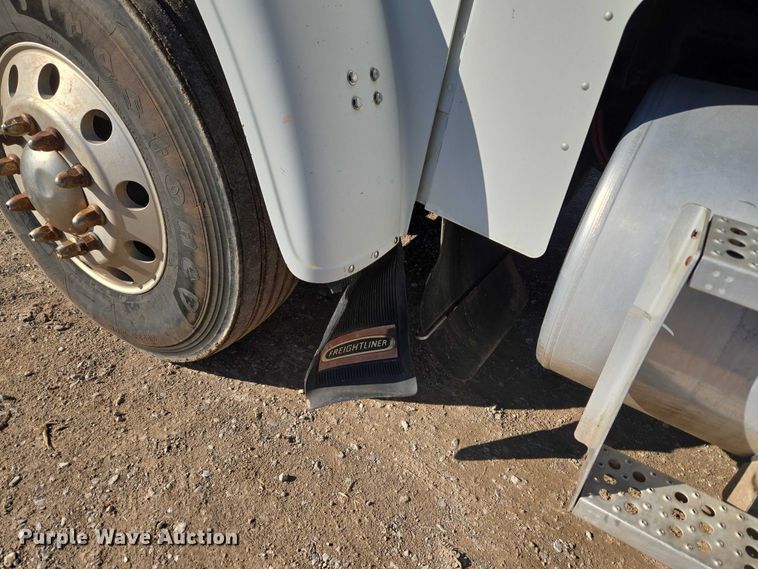 image for item EU3752 2000 Freightliner MB70 semi truck