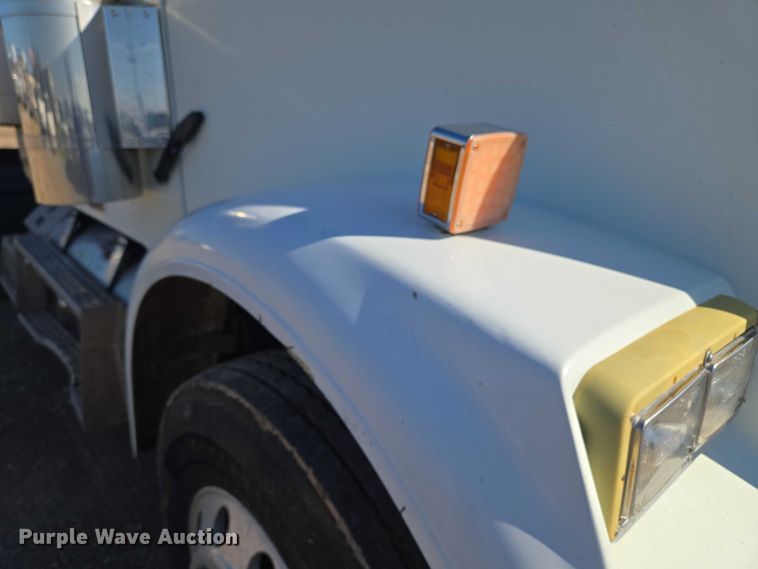 image for item EU3752 2000 Freightliner MB70 semi truck