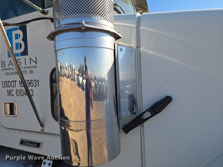 image for item EU3752 2000 Freightliner MB70 semi truck