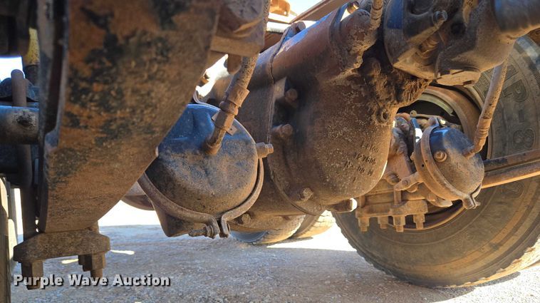 image for item EU3752 2000 Freightliner MB70 semi truck