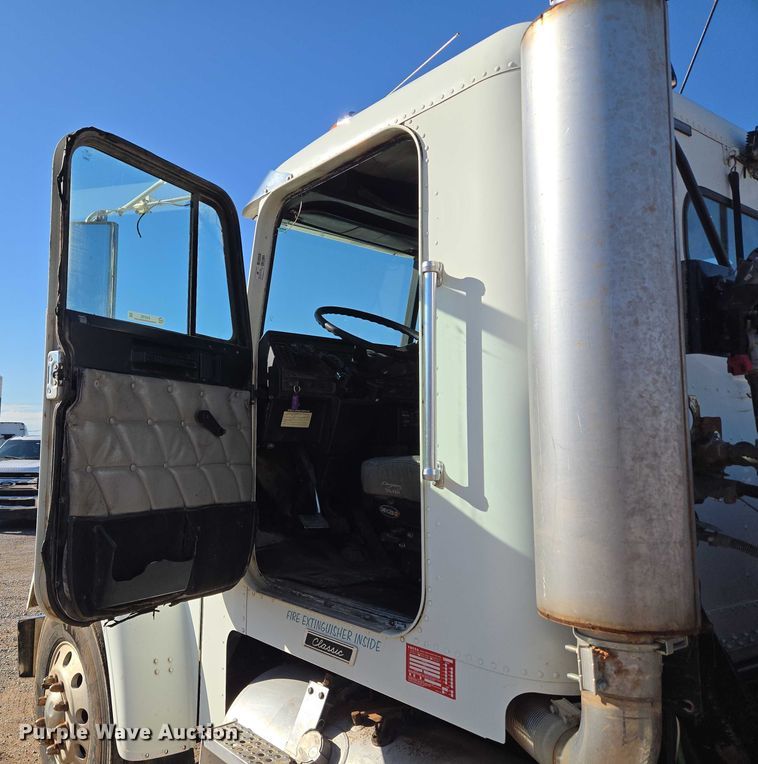 image for item EU3752 2000 Freightliner MB70 semi truck