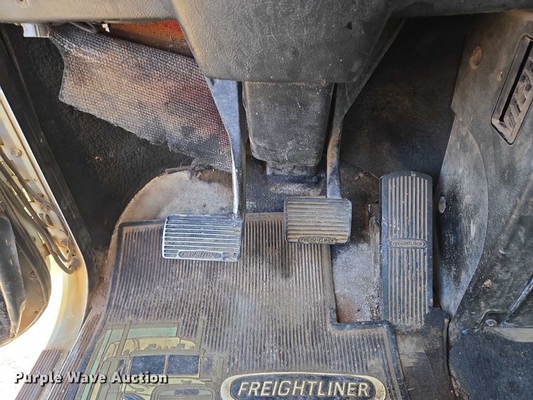 image for item EU3752 2000 Freightliner MB70 semi truck