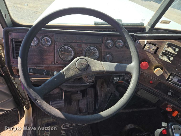 image for item EU3752 2000 Freightliner MB70 semi truck