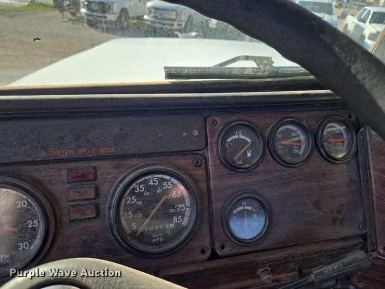 image for item EU3752 2000 Freightliner MB70 semi truck