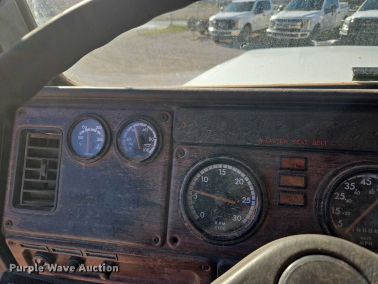 image for item EU3752 2000 Freightliner MB70 semi truck