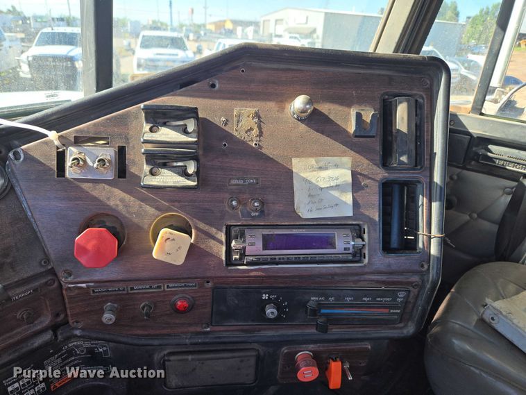 image for item EU3752 2000 Freightliner MB70 semi truck