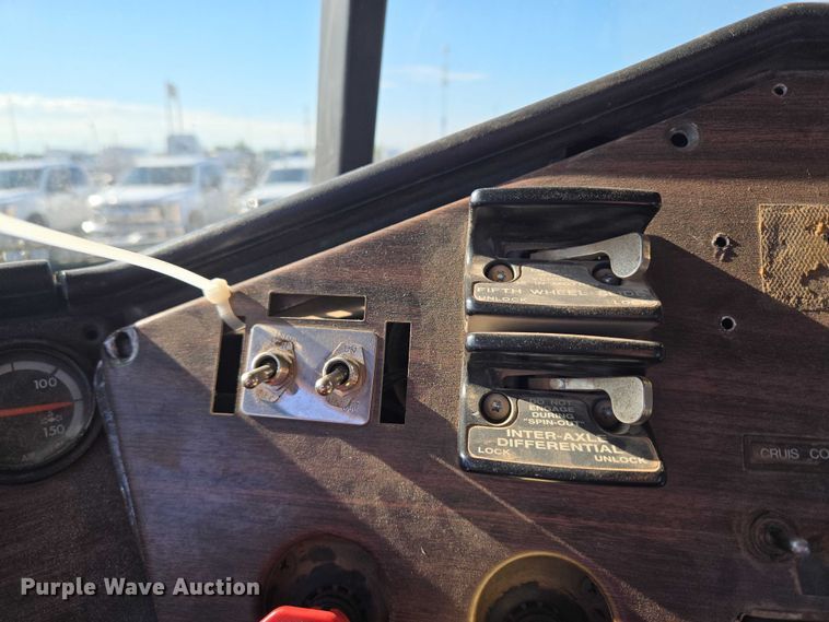 image for item EU3752 2000 Freightliner MB70 semi truck