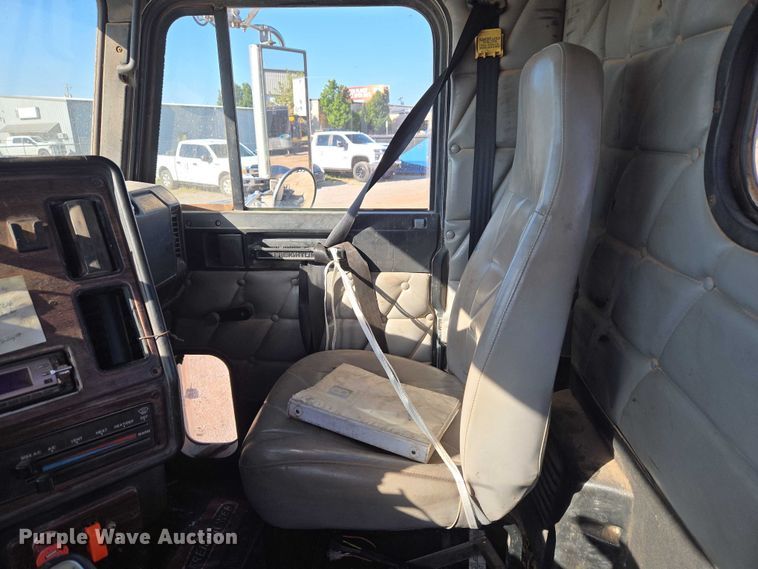 image for item EU3752 2000 Freightliner MB70 semi truck