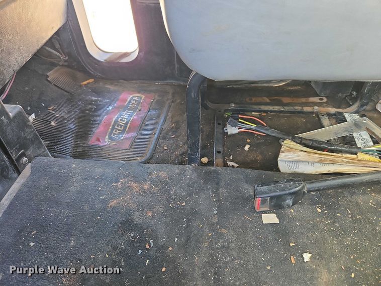 image for item EU3752 2000 Freightliner MB70 semi truck