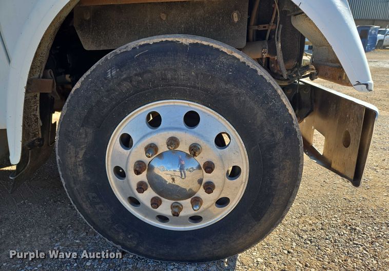 image for item EU3752 2000 Freightliner MB70 semi truck