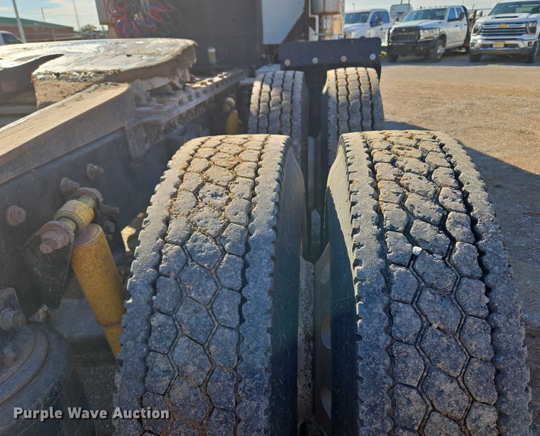 image for item EU3752 2000 Freightliner MB70 semi truck