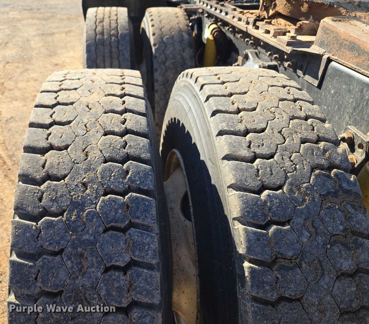 image for item EU3752 2000 Freightliner MB70 semi truck