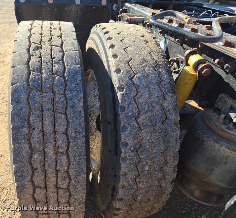 image for item EU3752 2000 Freightliner MB70 semi truck