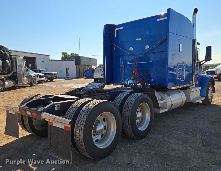 image for item EU3754 2019 Peterbilt 567 semi truck