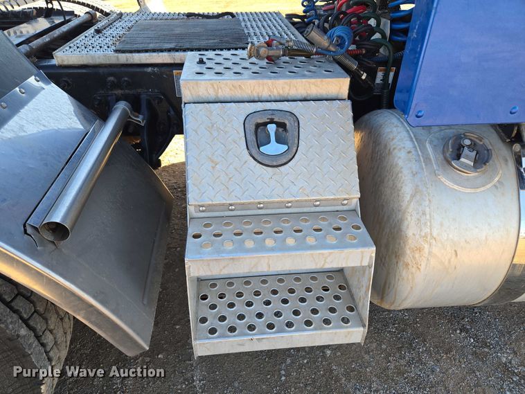 image for item EU3754 2019 Peterbilt 567 semi truck