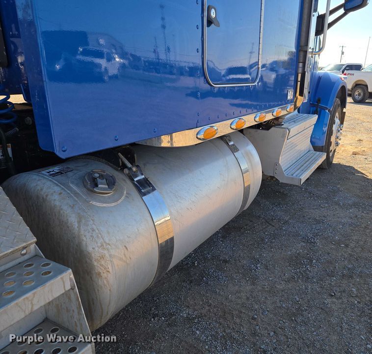 image for item EU3754 2019 Peterbilt 567 semi truck