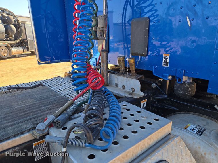 image for item EU3754 2019 Peterbilt 567 semi truck