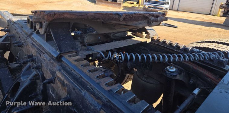 image for item EU3754 2019 Peterbilt 567 semi truck