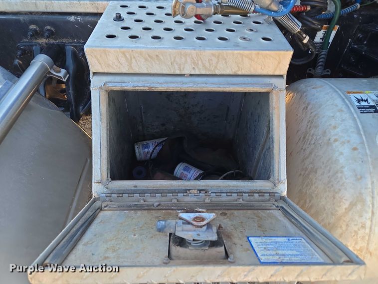 image for item EU3754 2019 Peterbilt 567 semi truck