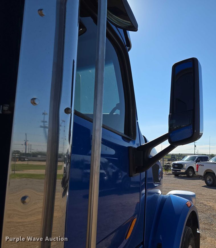 image for item EU3754 2019 Peterbilt 567 semi truck