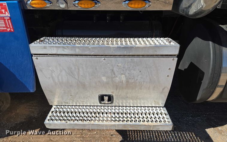 image for item EU3754 2019 Peterbilt 567 semi truck