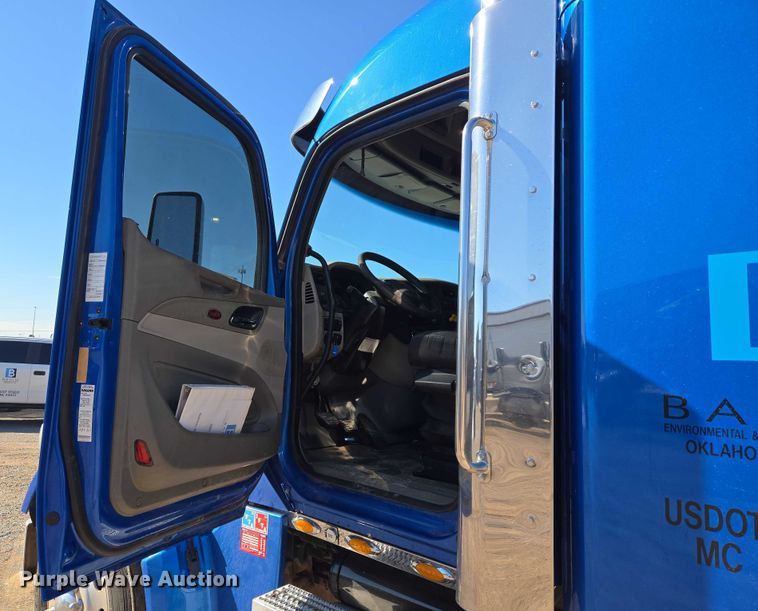 image for item EU3754 2019 Peterbilt 567 semi truck