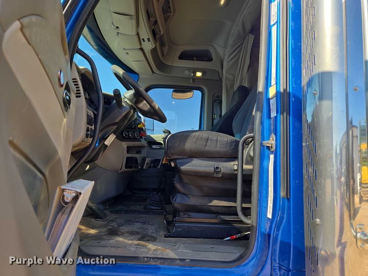 image for item EU3754 2019 Peterbilt 567 semi truck