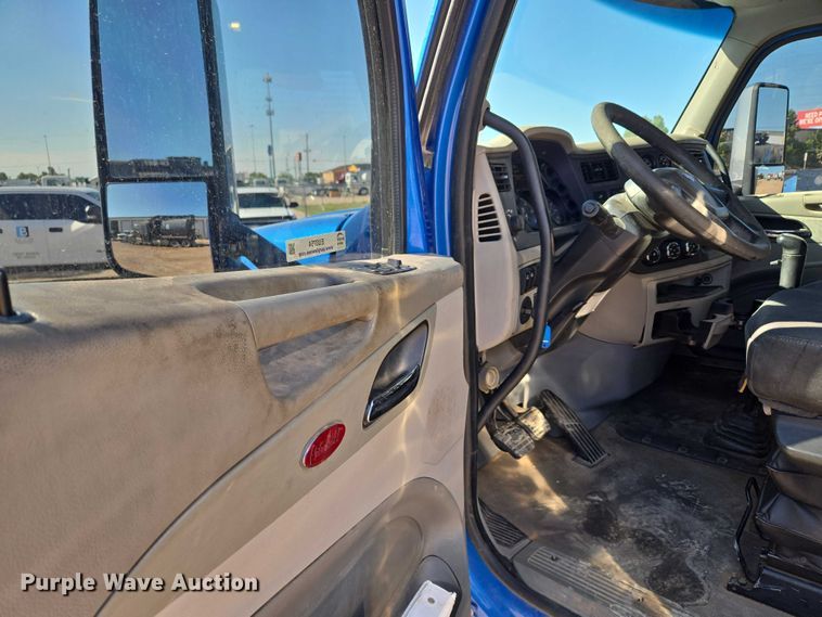 image for item EU3754 2019 Peterbilt 567 semi truck