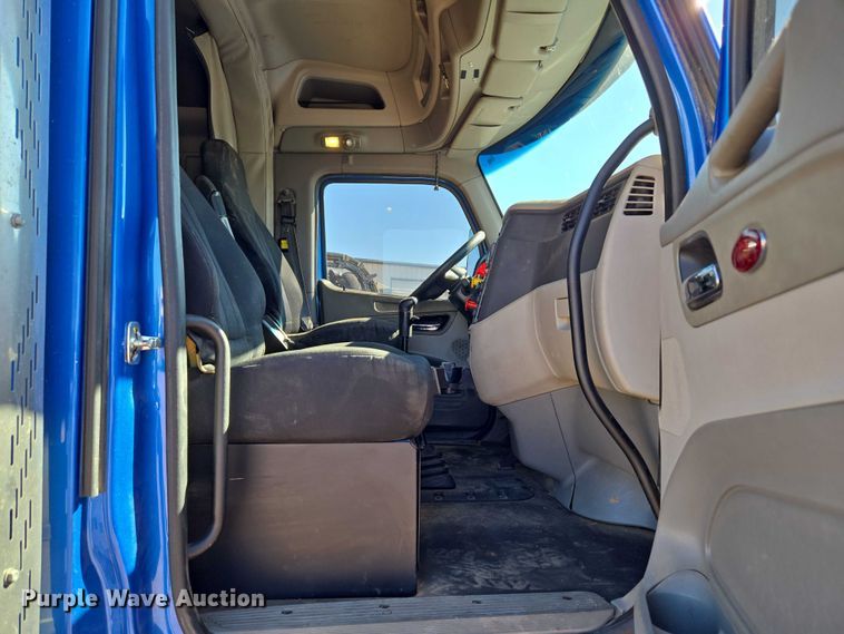 image for item EU3754 2019 Peterbilt 567 semi truck